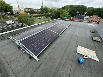 Zakelijke zonnepanelen op bedrijfspand in Dordrecht