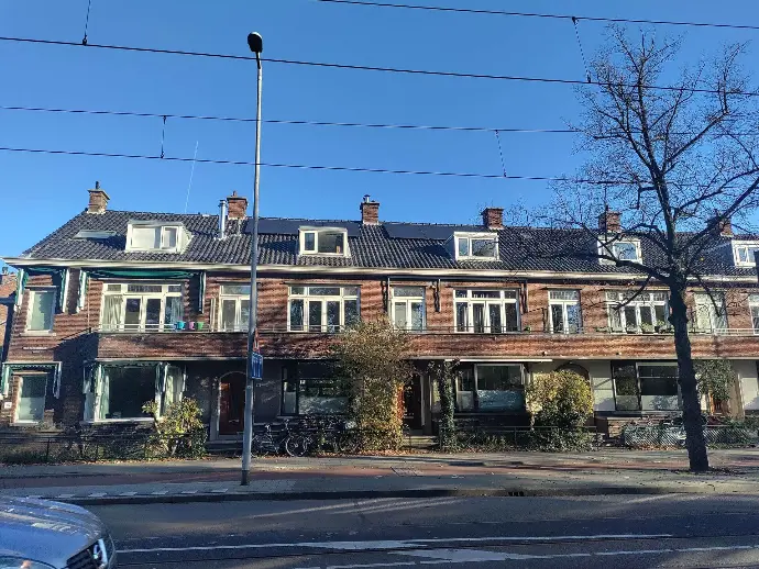 Thuisbatterij en zonnepanelen installatie in beschermd stadsgezicht in Rotterdam