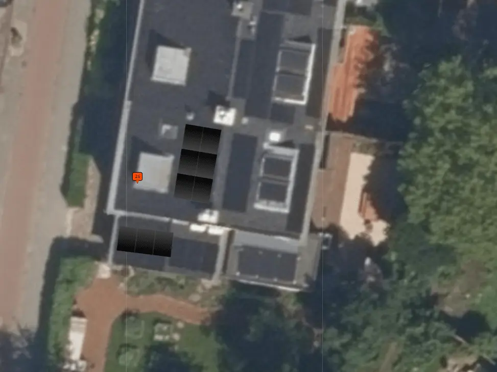 Thuisbatterij en zonnepanelen installatie in beschermd stadsgezicht in Rotterdam