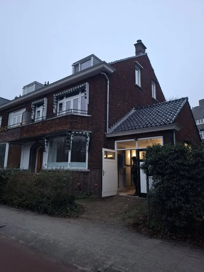 Thuisbatterij en zonnepanelen installatie in beschermd stadsgezicht in Rotterdam