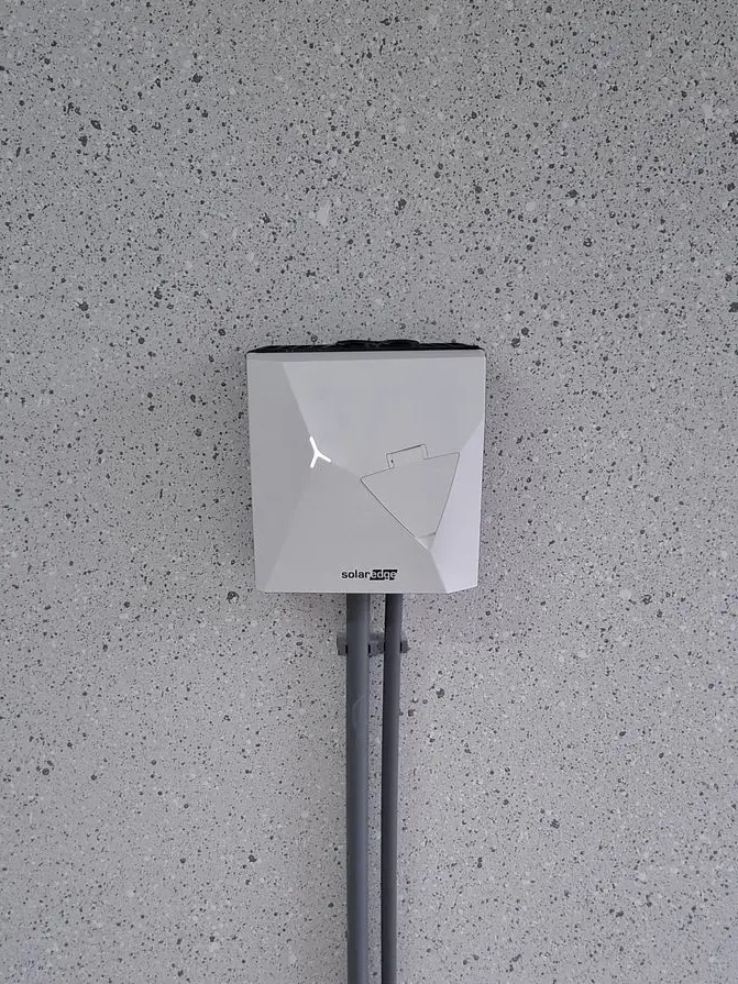 Zonnepanelen met thuisbatterij en laadpaal in Bavel