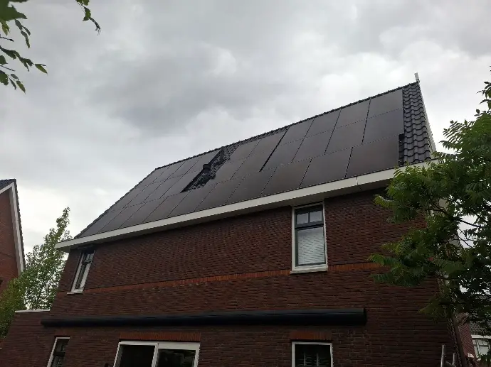 Dak met oude en nieuwe zonnepanelen naast elkaar, Hendrik-Ido-Ambacht
