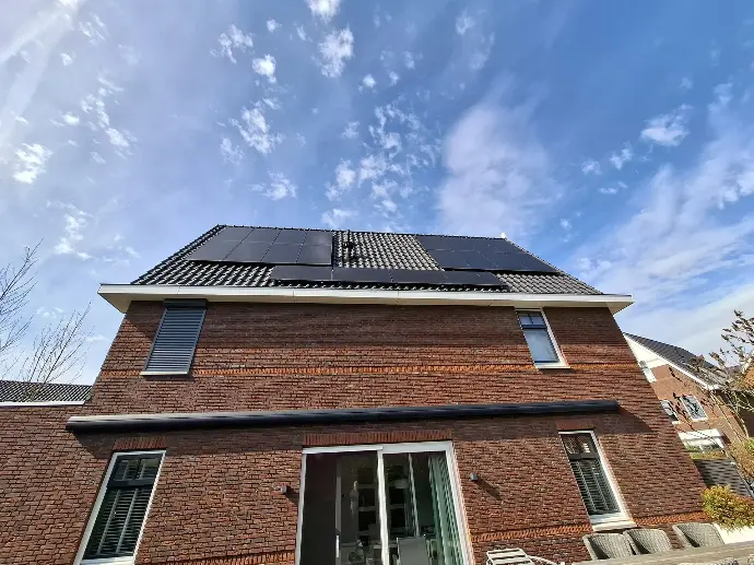 Dak met oude en nieuwe zonnepanelen naast elkaar, Hendrik-Ido-Ambacht
