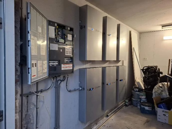 Grote energieopslag installatie met zelfvoorziening in woning