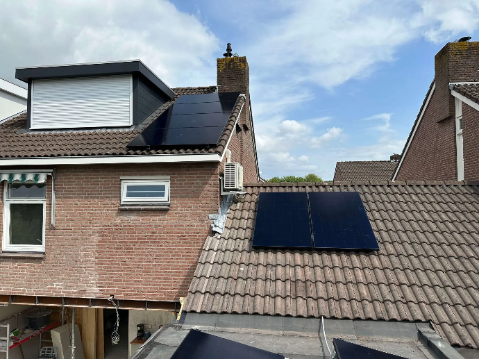 Thuisbatterij en zonnepanelen op woning in Oosterhout
