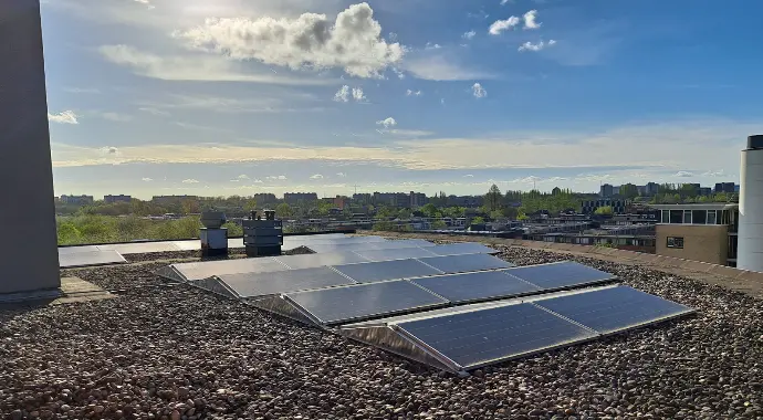 Zonnepaneleninstallatie op plat dak in Rotterdam