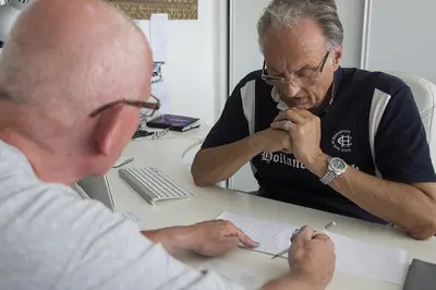 Twee mannen: een klant en Leo van der Grinten de eigenaar van Pebble Zonnepanelen, in gesprek over de mogelijkheden voor zonnepanelen op het dak van de klant