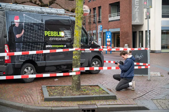 Bas van DBBL media die een video aan het opnemen is van Pebble Zonnepanelen