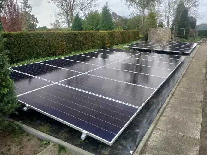 Veldopstelling met zonnepanelen in Oud Gastel