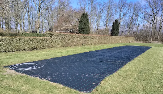 Worteldoek om te voorkomen dat er onkruid groeit onder de zonnepanelen