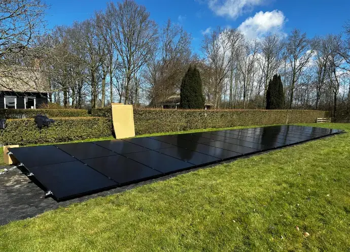 Het eindresultaat van een veldopstelling met 32 SunPower P6 zonnepanelen van 405 Wp in Sint-Maartensdijk