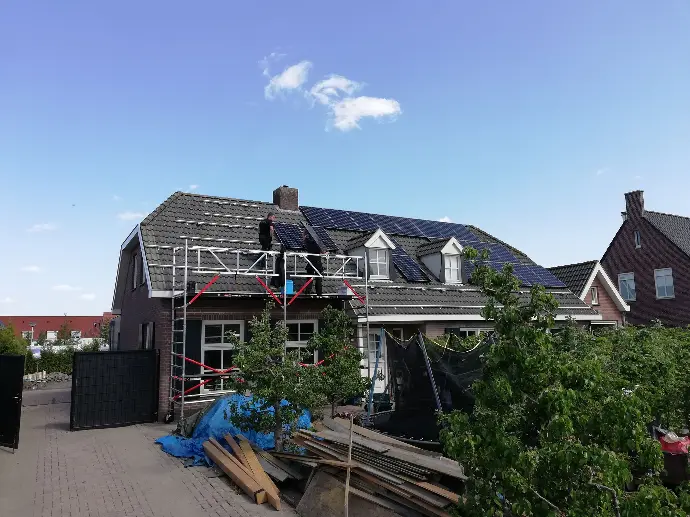 Gewicht van zonnepanelen op een schuin pannendak