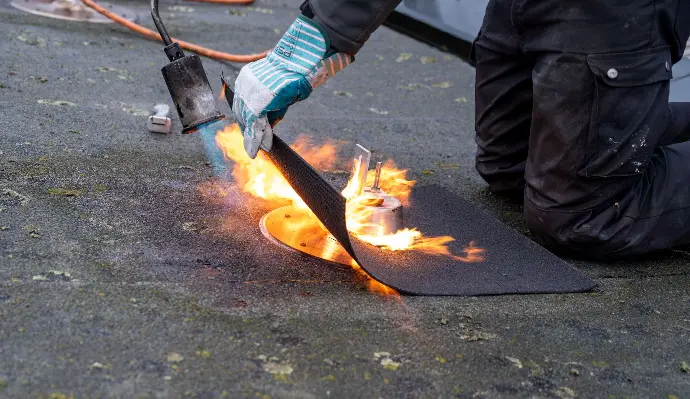 Zonnepanelen op een schuin bitumen dak