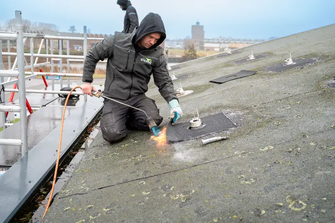 Bitumen dak zonnepanelen installeren