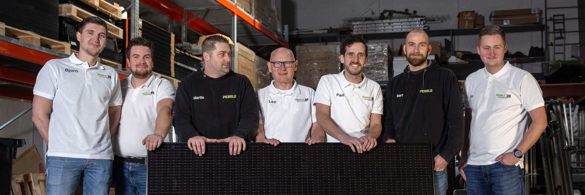 Pebble team in magazijn voor zonnepanelen met batterijen installaties